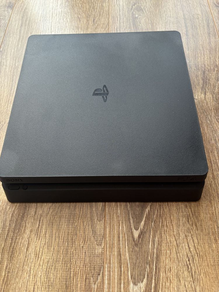 Ps 4 slim в первектно състояние с два джойстика и две игри