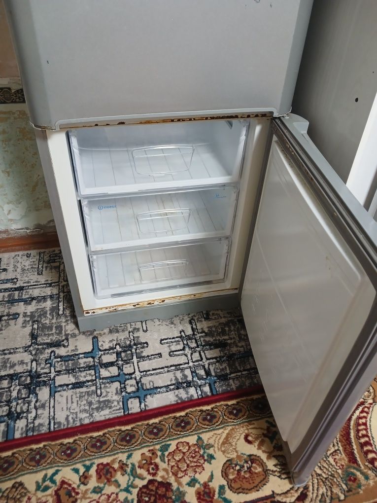 Холодильник INDESIT