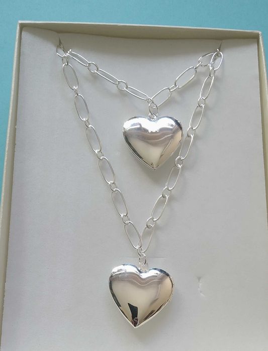 Нов, елегантен, дамски,сребърен комплект в подаръчна кутия.