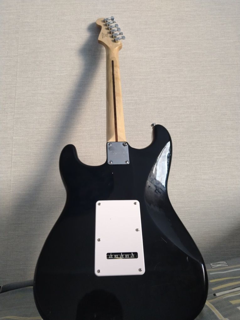 продам электрогитару squier bullet stratocaster