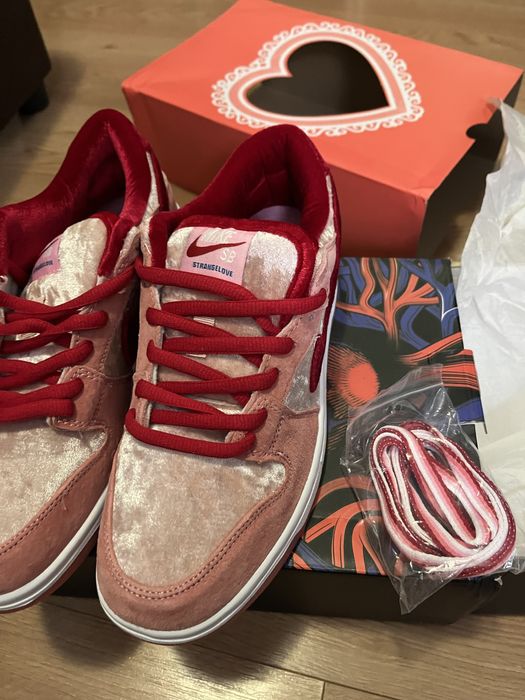 Nike dunk low strange love