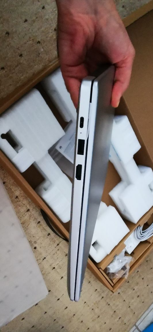 Laptop nou Huawei, ca MacBook,  accesorii, cutie