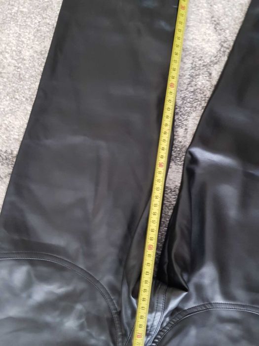 Pantaloni modelatori din piele