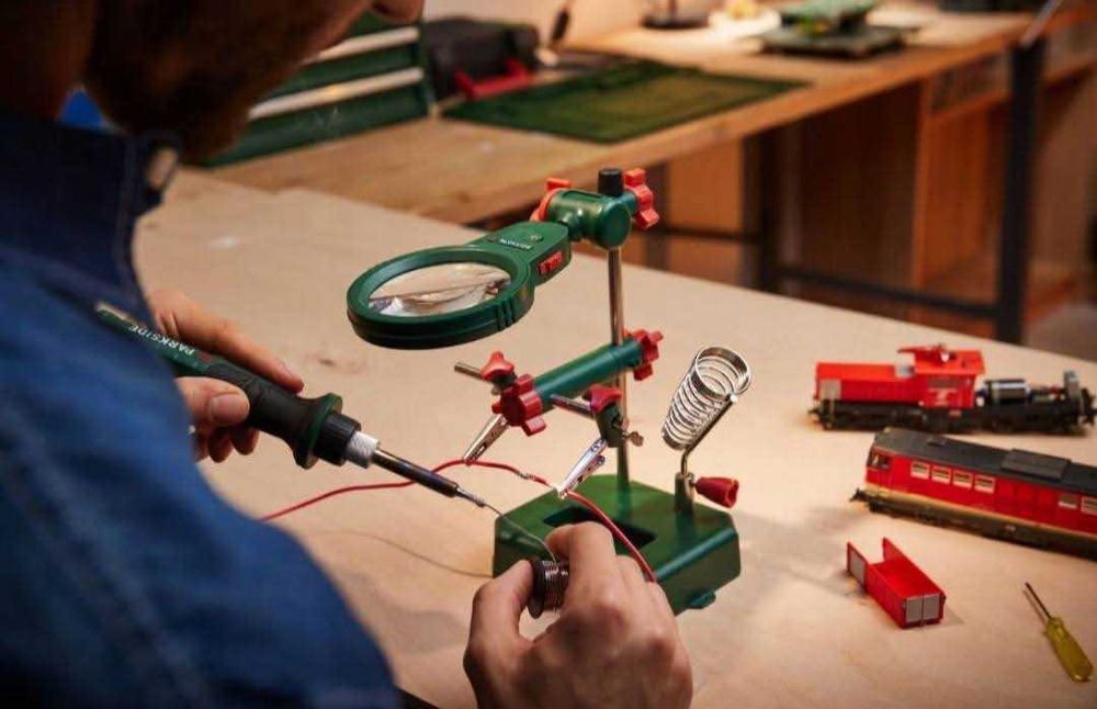 Statie de lucru lupa lumina Parkside Letcon Electronica