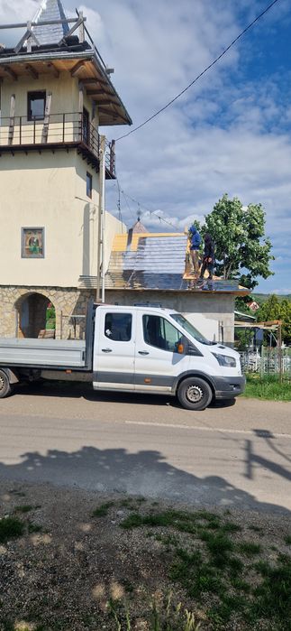 Echipa dulgheri și tinichigii executam acoperișuri și reparații .