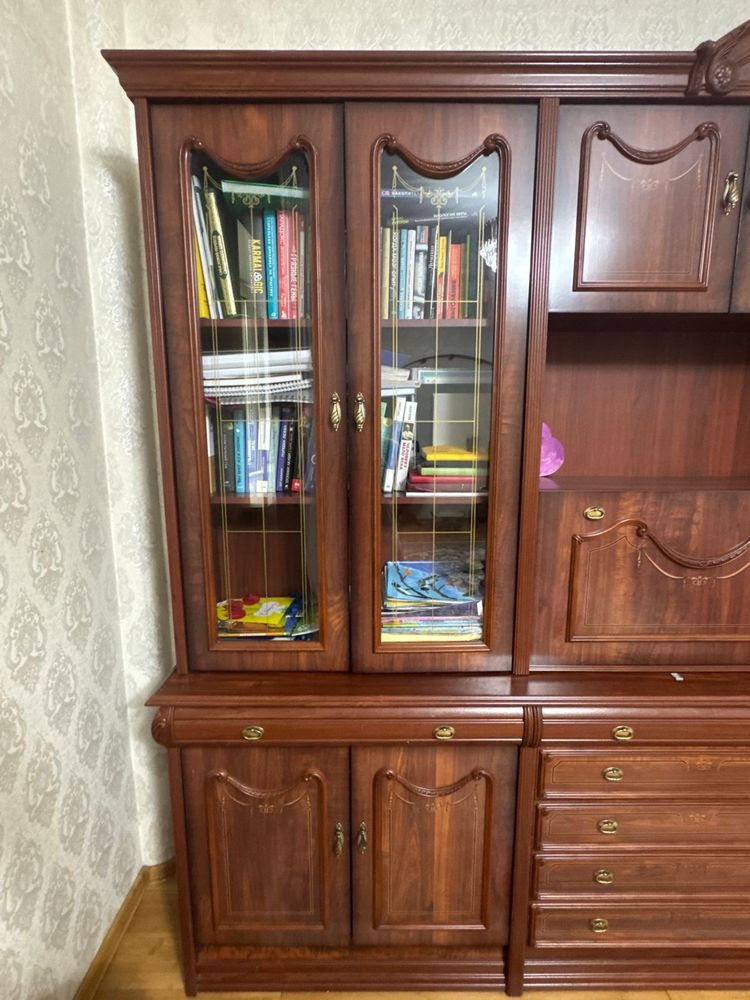 Продам шкаф сервант
