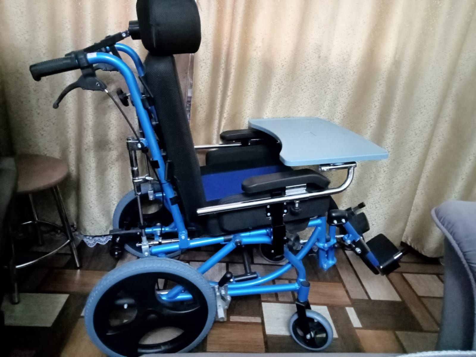 Продается детская инвалидная коляска