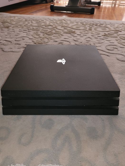 PS4 Pro 1 GB в очень хорошем состояние