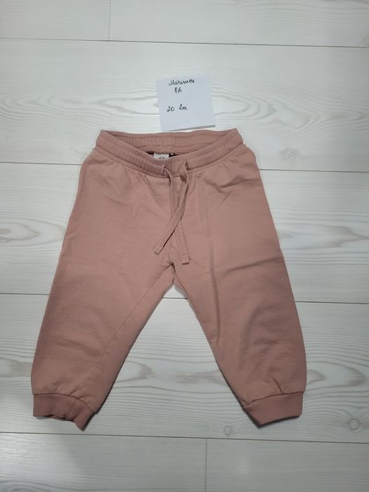 Vand haine mărimea 86,preț pe bucata
Nu asigur transport