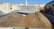Amestec beton nisip piatră balastru pământ vegetal