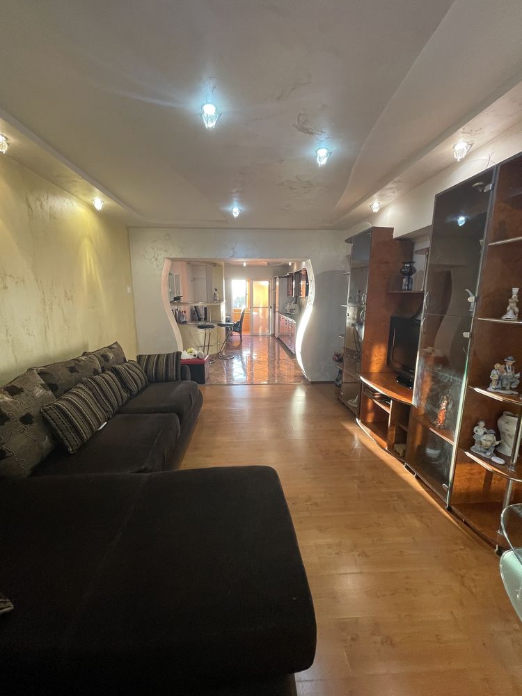 Închiriez apartament 3camere