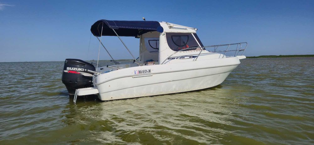 Barcă ,motor 300 hp și peridoc 2 axe