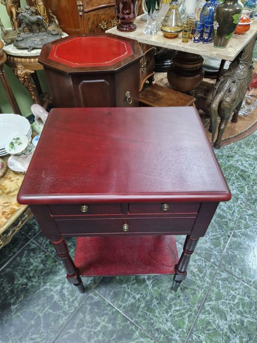 Прекрасна антикварна английска конзолна масичка