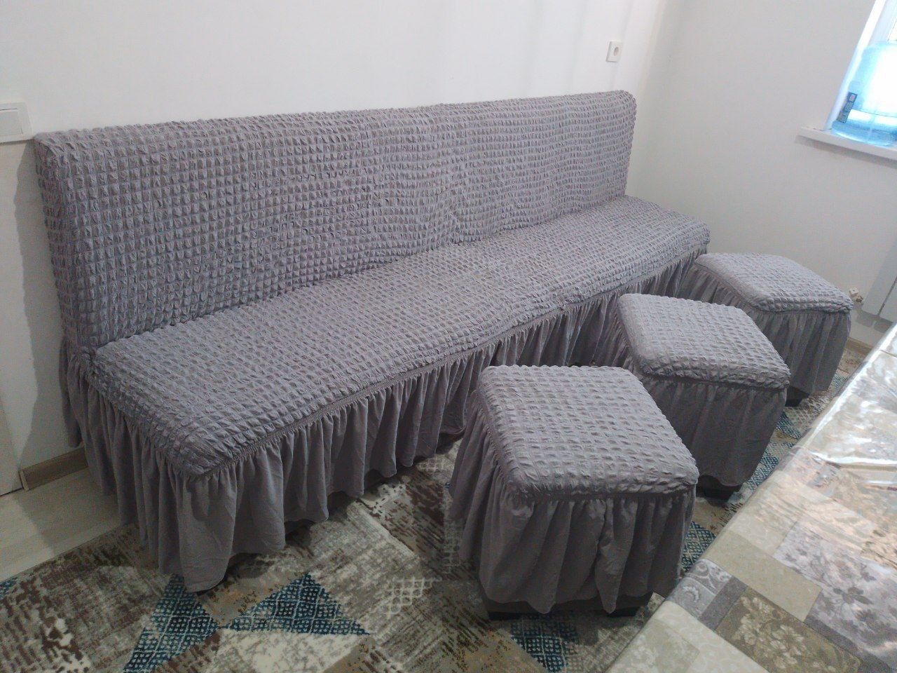 Кухонная мебель стол и диван в идеальном состоянии
Стол 250х70см
Диван