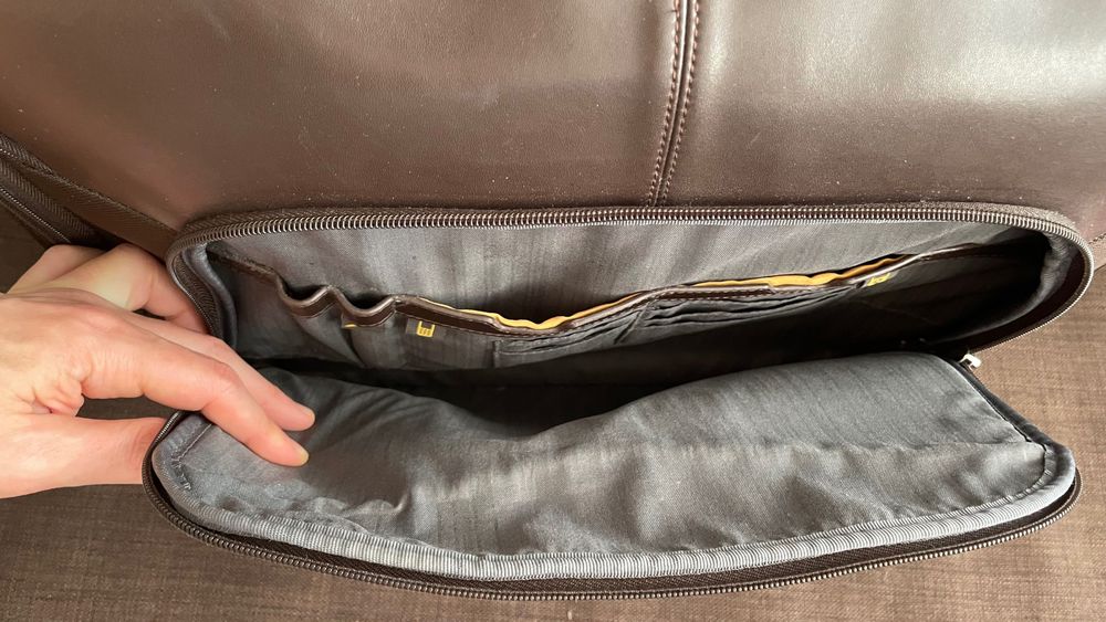 Малък кожен куфар на колелца Samsonite