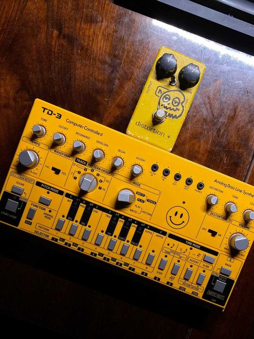 Синтезатор Behringer TD-3 с педалью MXR distortion +