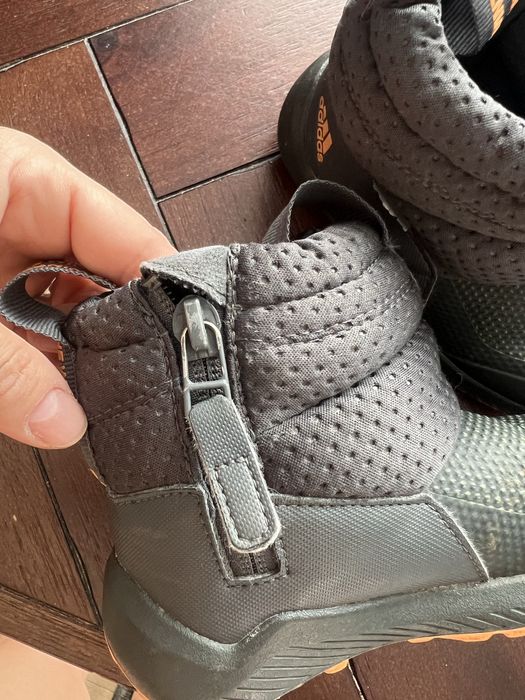 Ghetute adidas imeprmeabile in stare perfecta