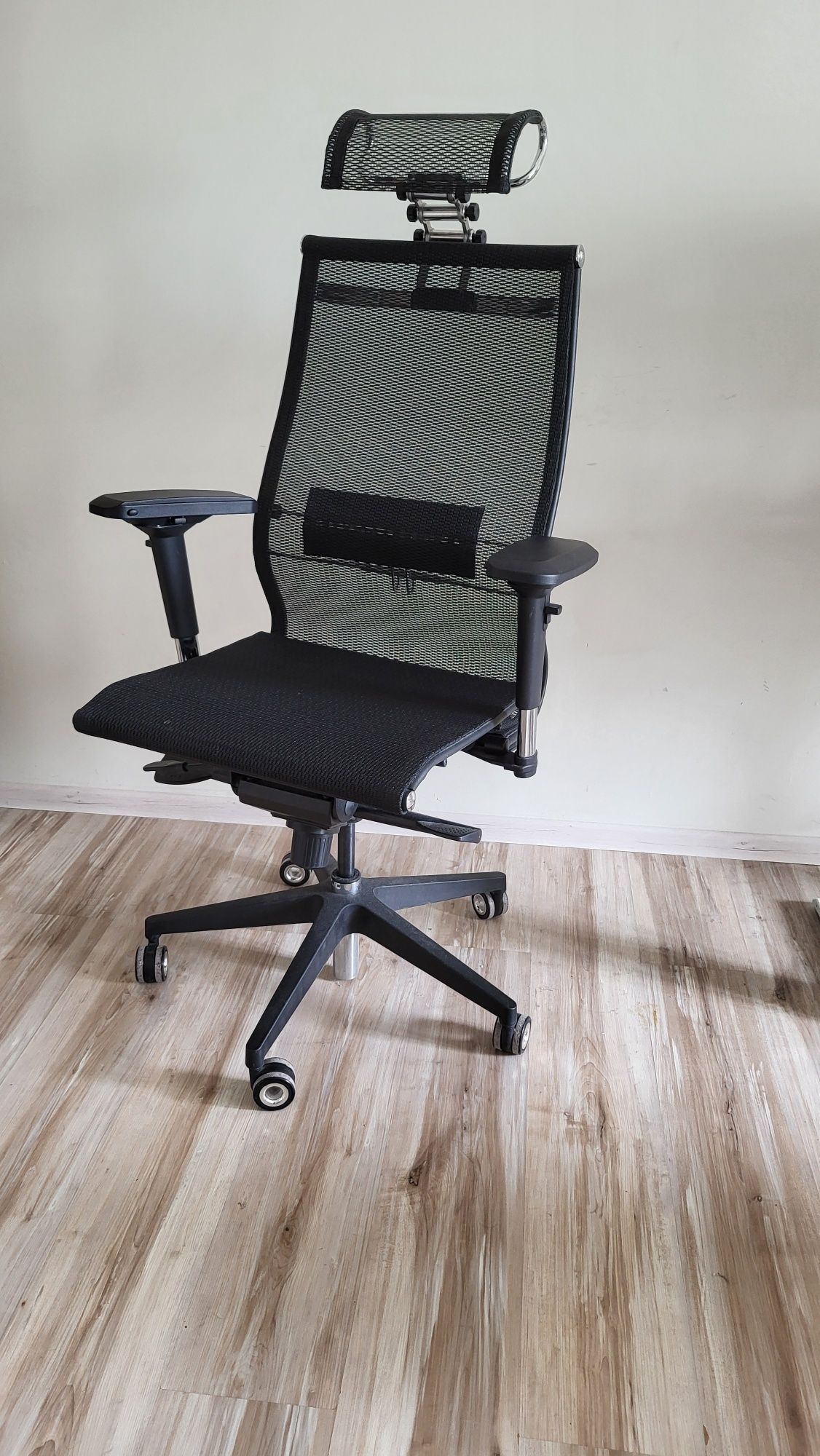Эргономичное офисное кресло