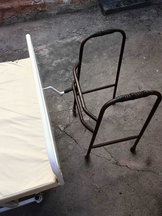 Медицинская кровать