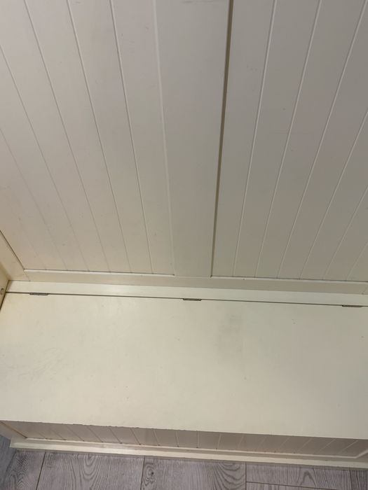 Cuier Jysk cu ladă, dimensiune 96x34x180 cm