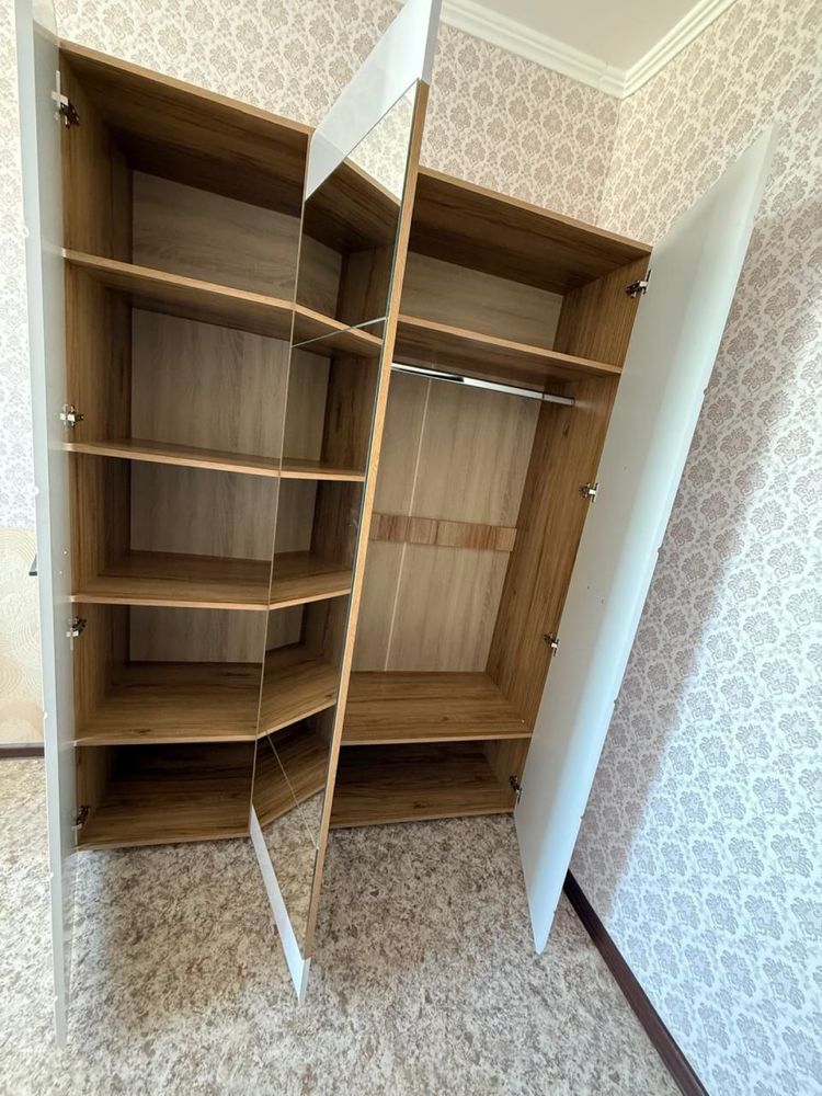 Продам шифоньер и шкаф для прихожей