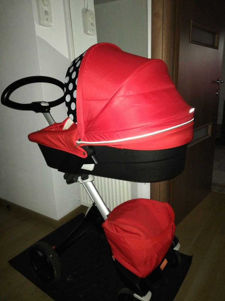 Vând cărucior stokke v5 cu landou și parte sport