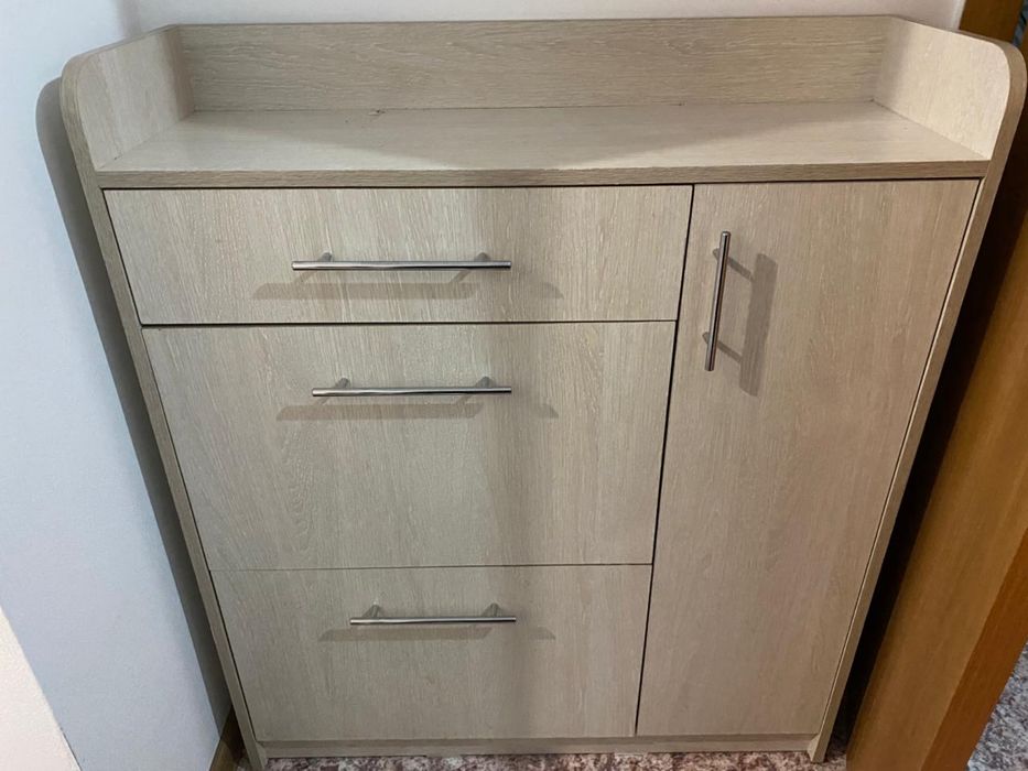 Обувница срочно продам