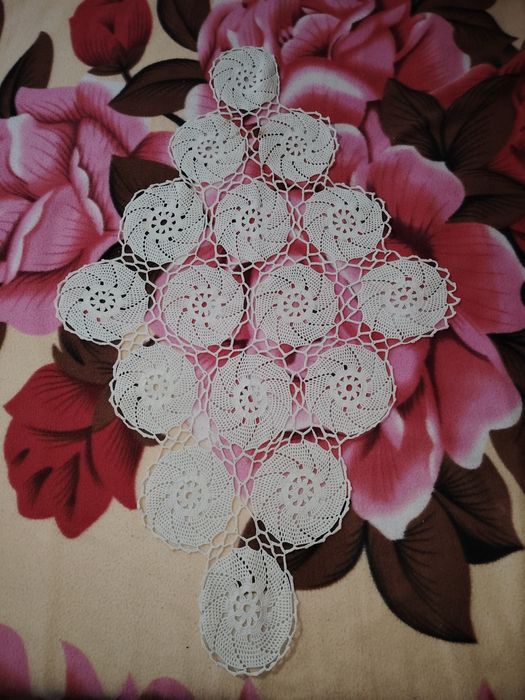 Fata de masa croșetată in stare buna