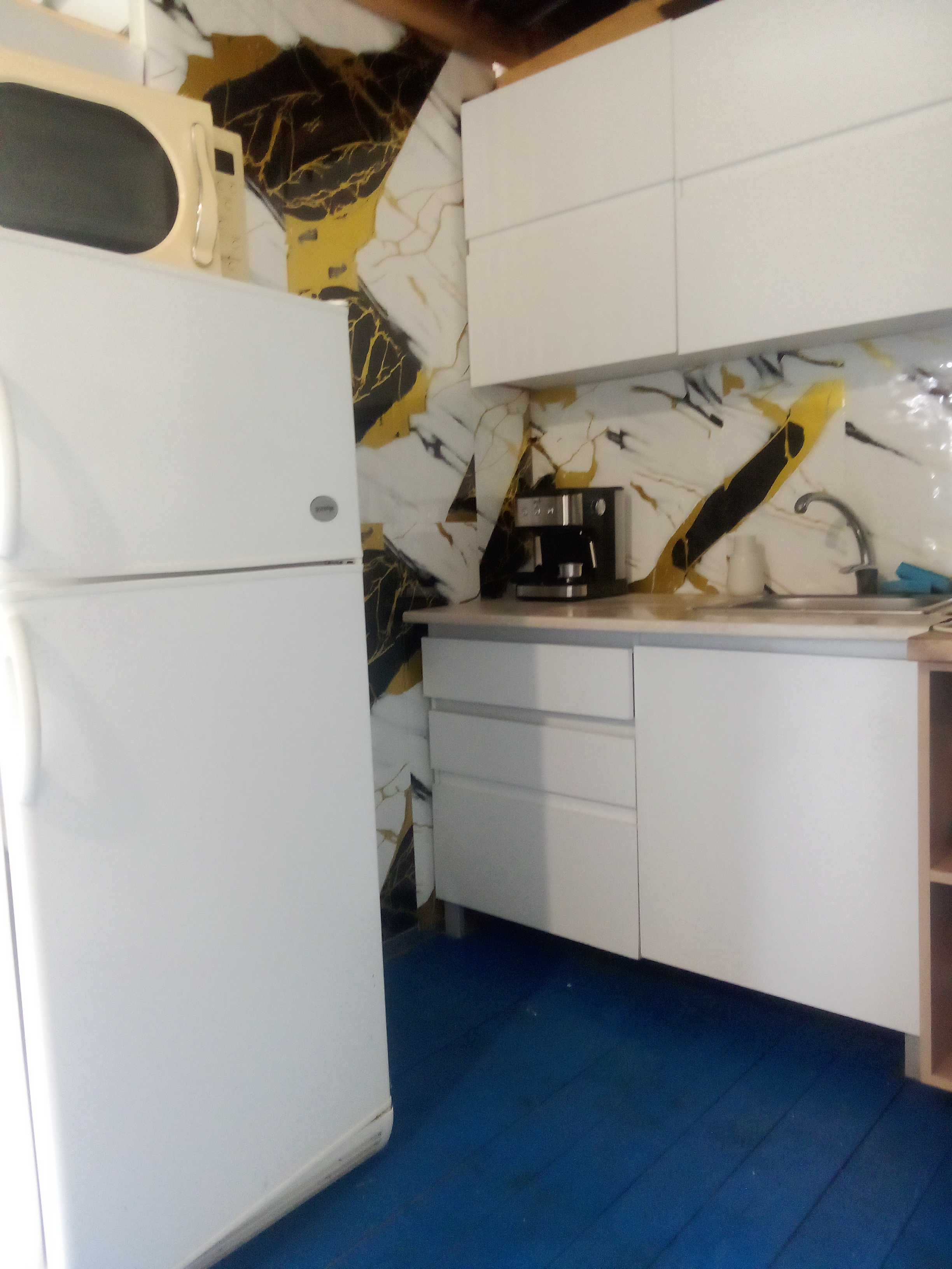 Дава бунгало с веранда до плаж в Кариани -2800 евро годишно.