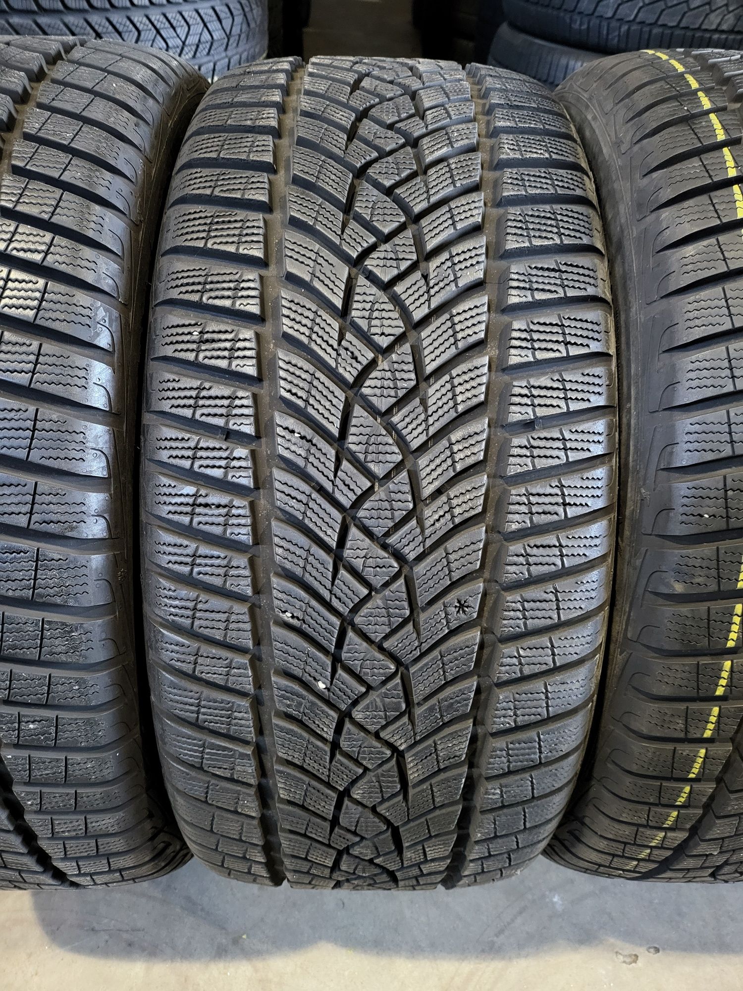 255/40/20//235/45/20 Goodyear