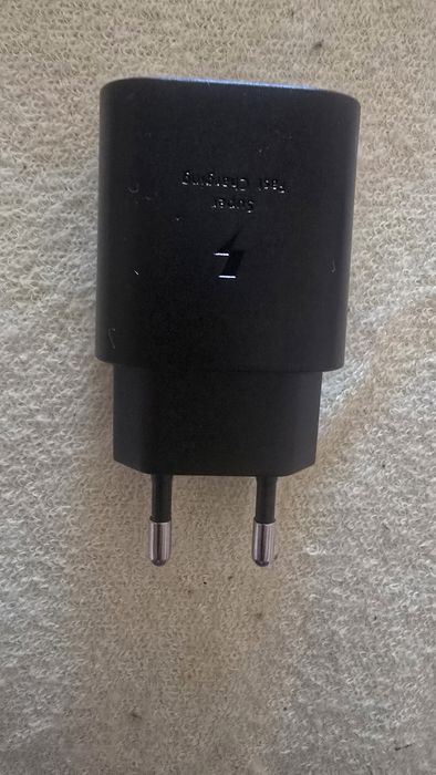 Incarcator si cablu noi 10 roni incarcator 5 roni cablu