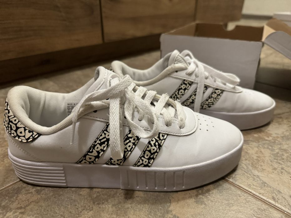 Обувки Adidas бели