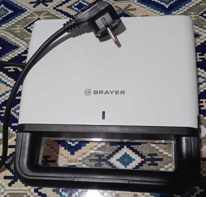 Сендвичница BRAYER BR 2201 в отличном состоянии.