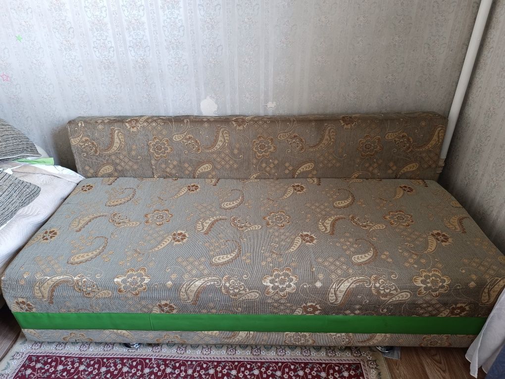 Старенький диванчик