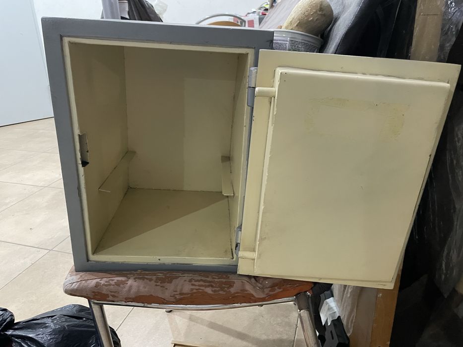 Железен сейф - сив