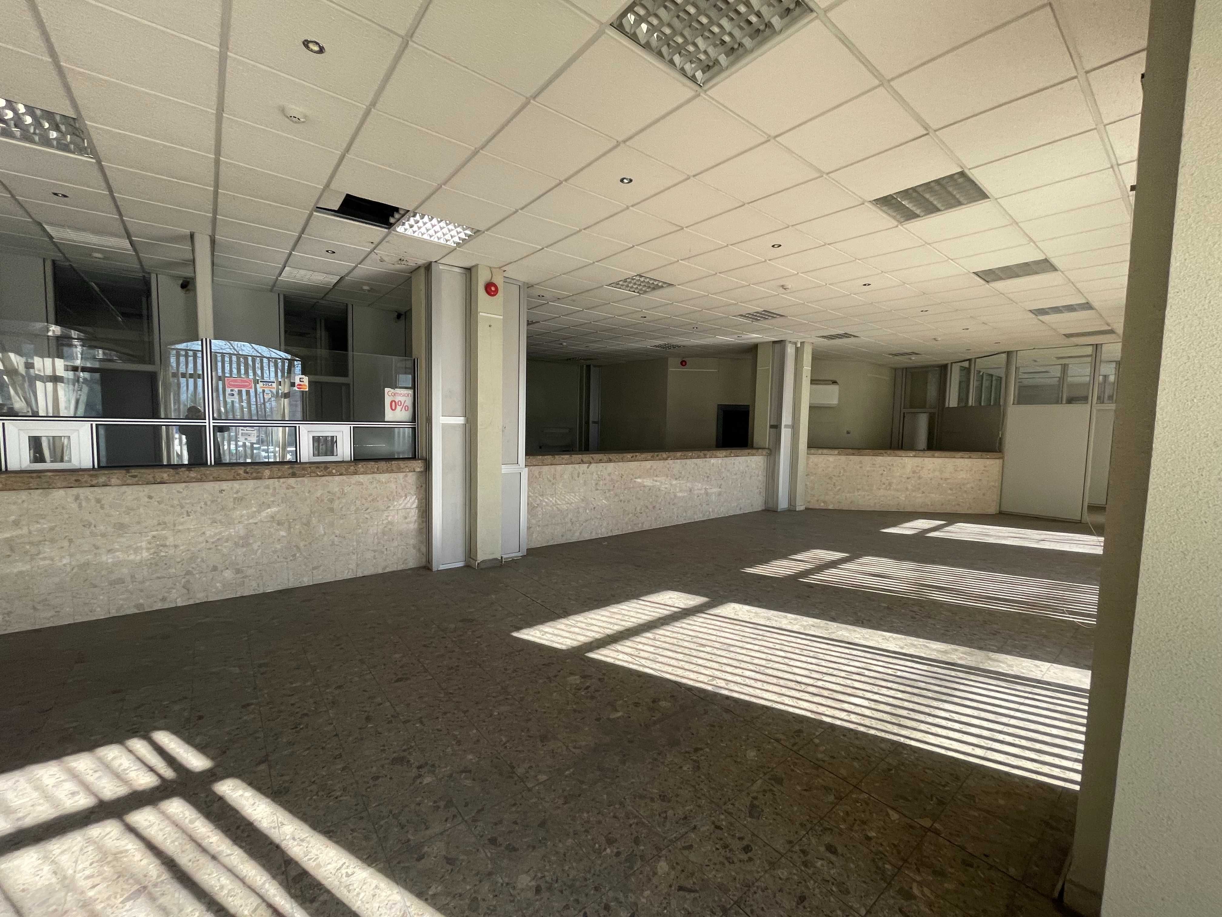 Vand spatiu GENEROS parter bloc central Piatra Neamt 443m²