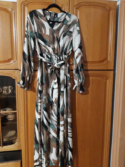 Vand 4 rochii femei nr 42-44