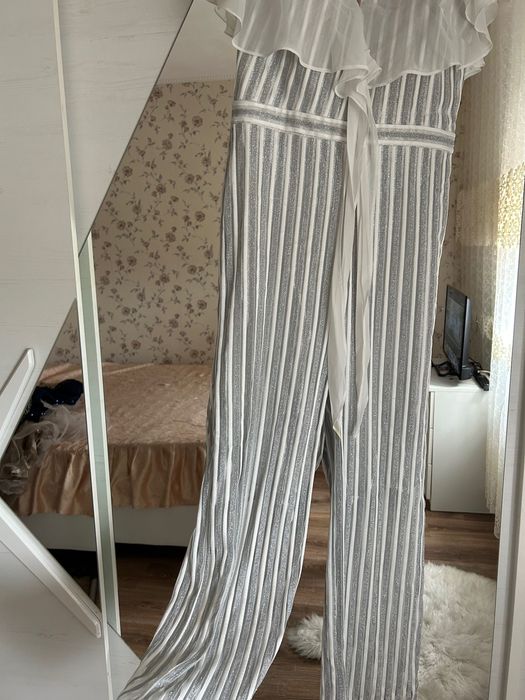 Vând salopetă cu model deosebit