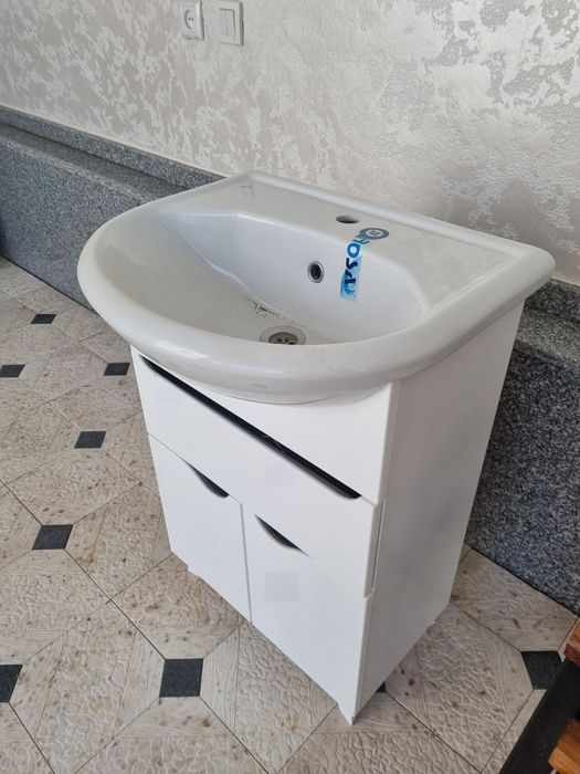 Умывальник с тумбой