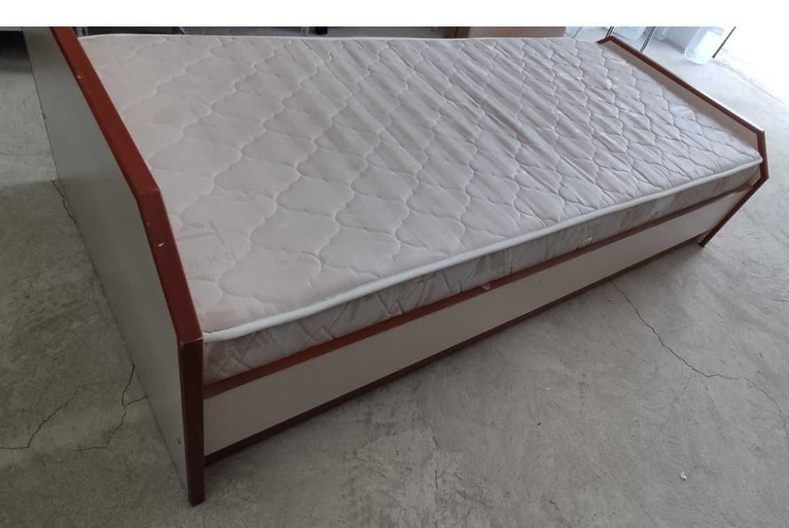 Продавам легло с еднолицев матрак 82/190