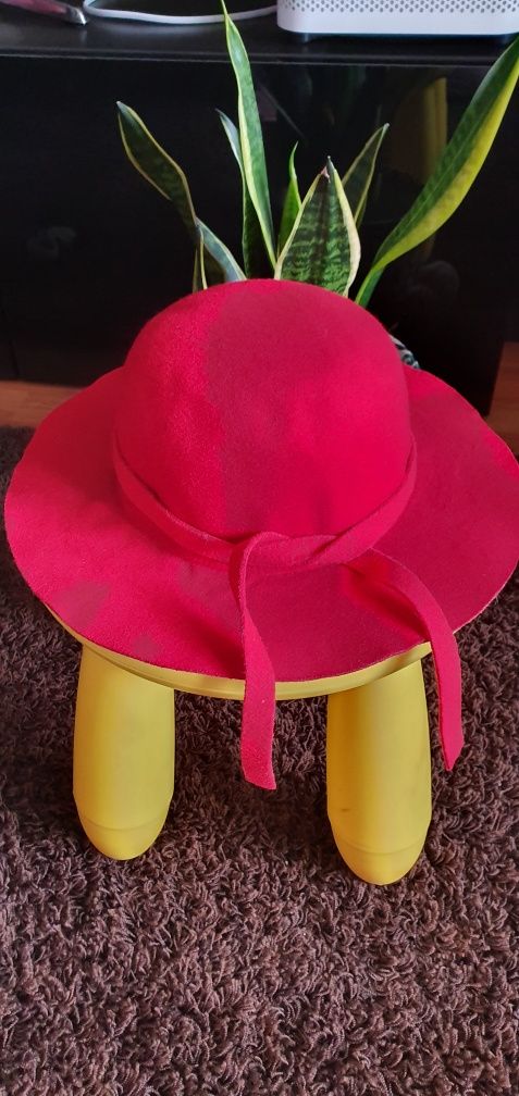 Pălărie roșie din stofă