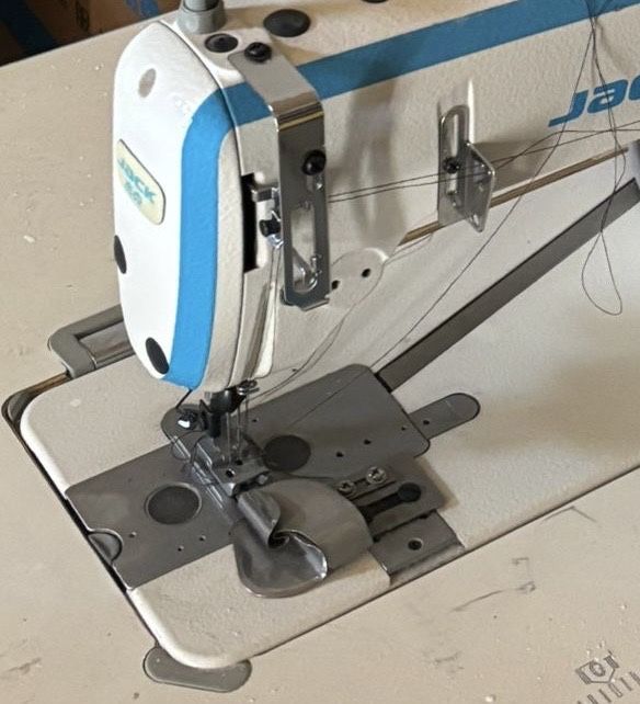 Продаю двухтгольную цепного стежка машину