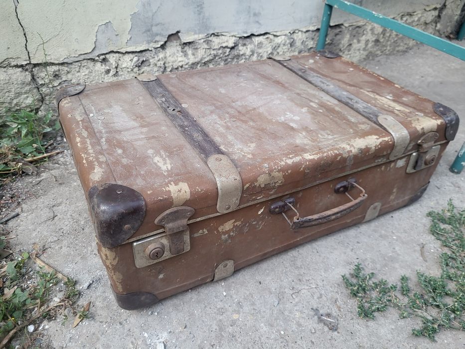 Продавам много стар куфар