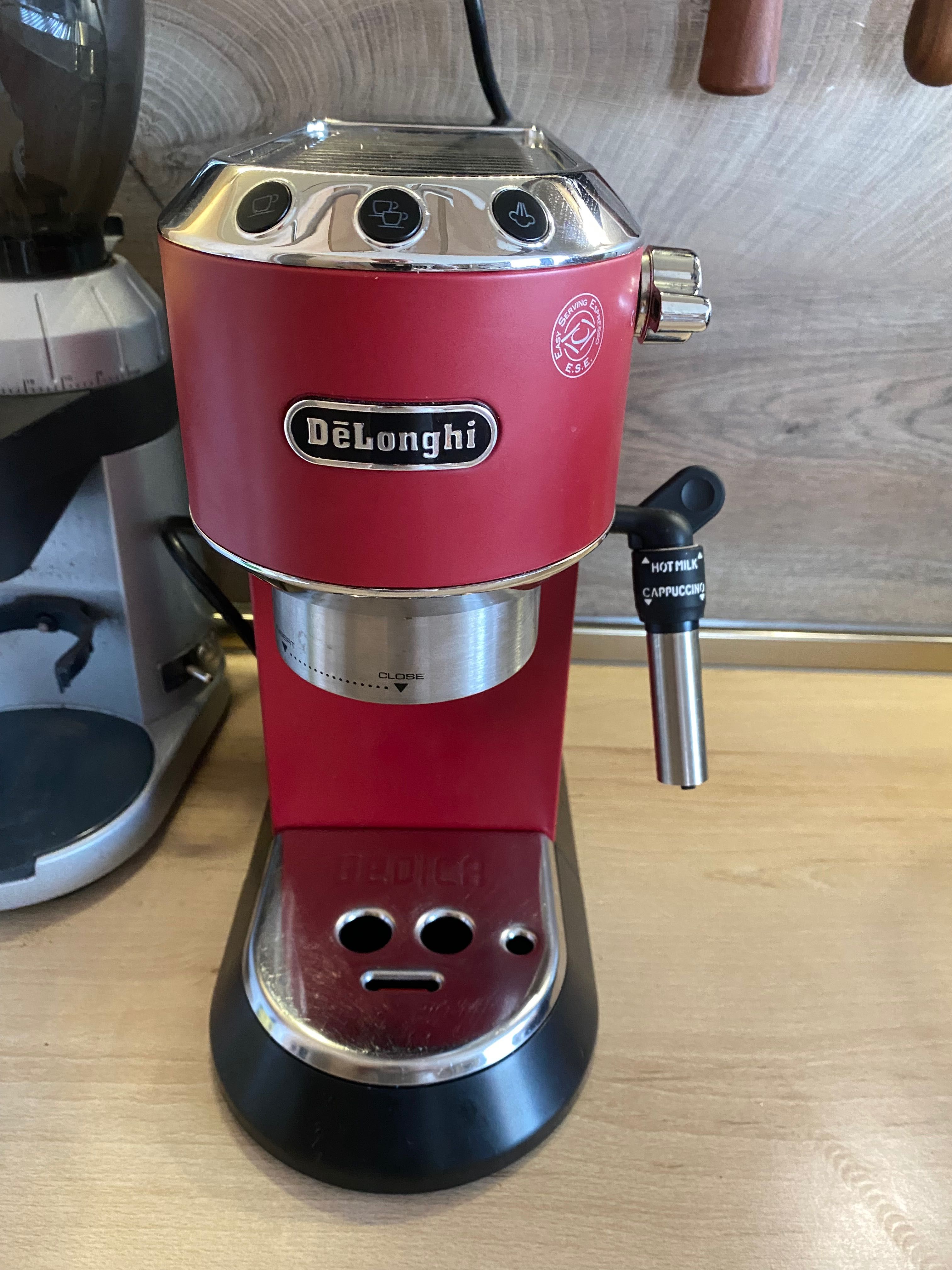 Кафемашина Delonghi Dedica E685.R