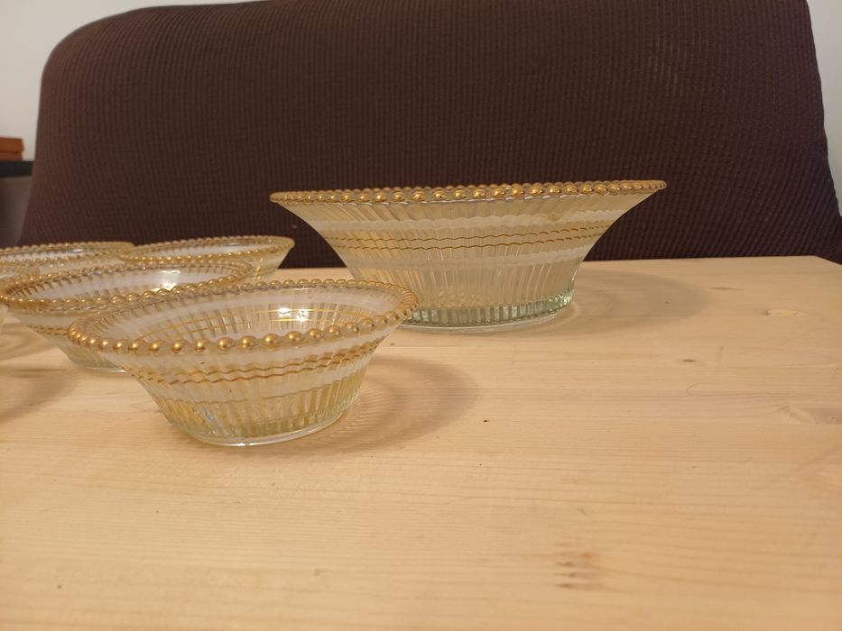 Set vintage deosebit 6 boluri mici / farfurioare si bol mare desert