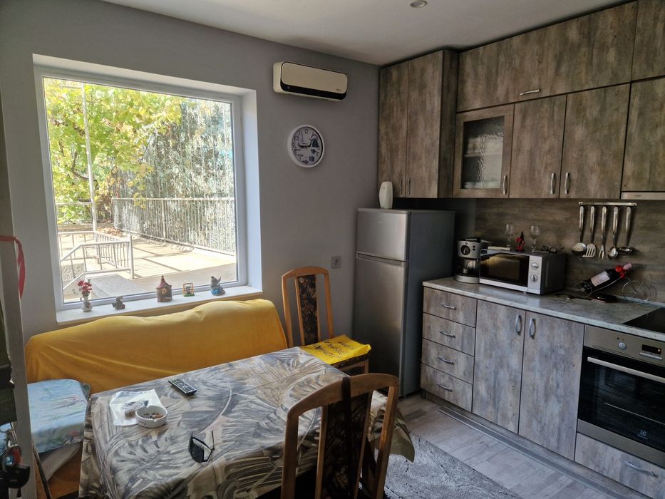 Етаж от къща с гараж