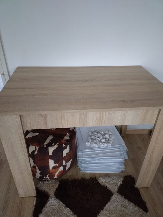 Masă lemn culoare deschisă