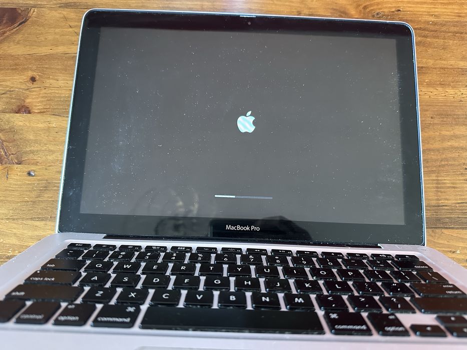 Vând Macbook Pro i5 16GB