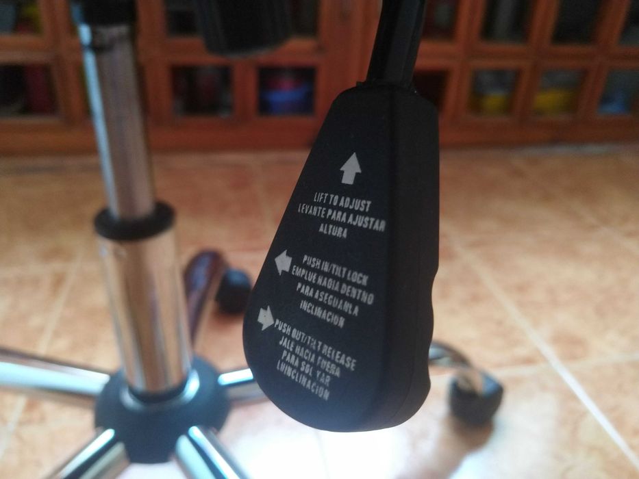 офис стол черен метален