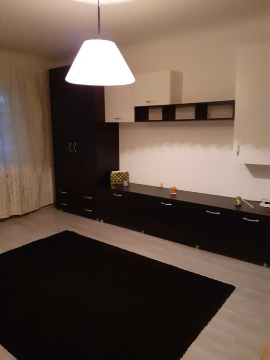 Ofer spre inchiriere garsoniera